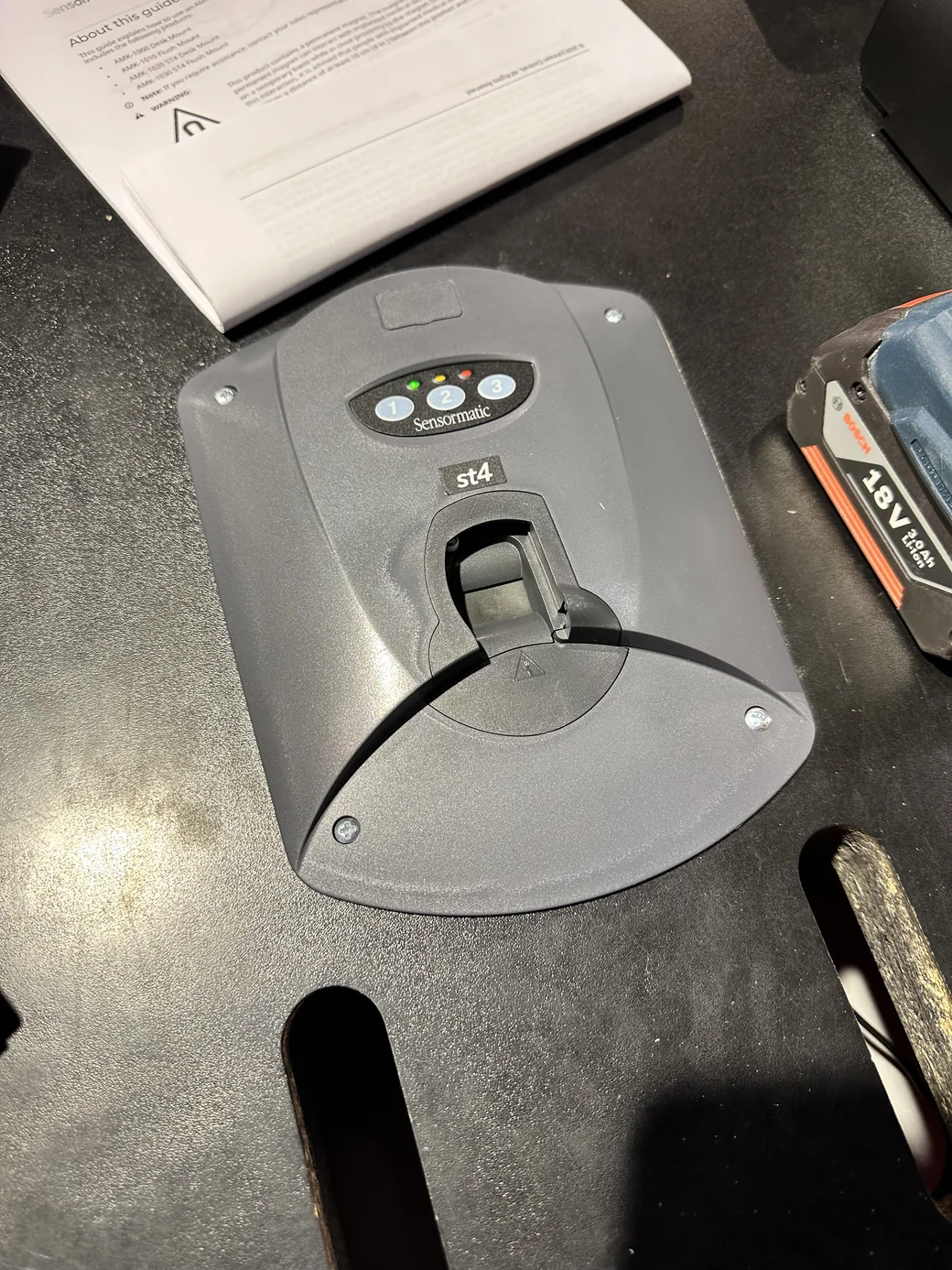 Détacheur Sensormatic ST4 intégré dans un comptoir.