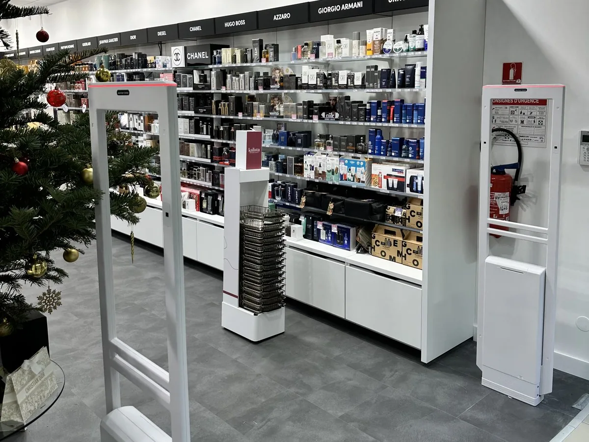 Portique antivol et linéaire de parfums dans la boutique équipée